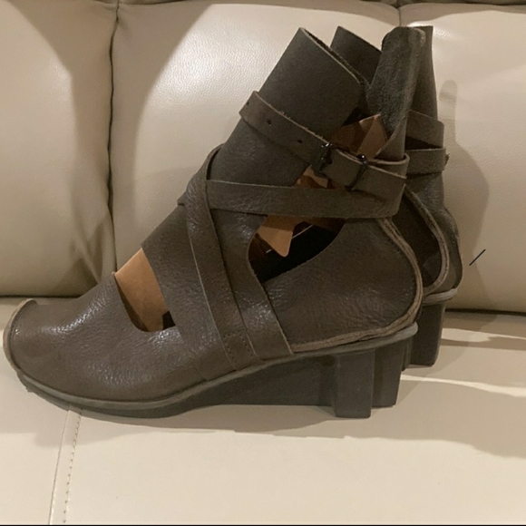 TRIPPEN GERMAN STRAPPY ANKLE SHOES Sz 38. All sales final. - Picture 2 of 5